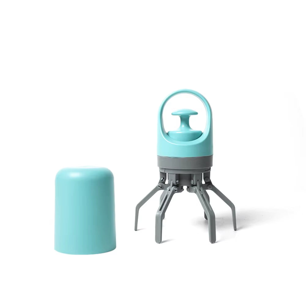 Vue du distributeur turquoise avec couvercle retiré et pince à 6 griffes déployée