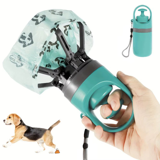 Distributeur de sacs à crottes turquoise et gris tenu en main, pince à 6 griffes refermée dans un sac, à côté d'un chien