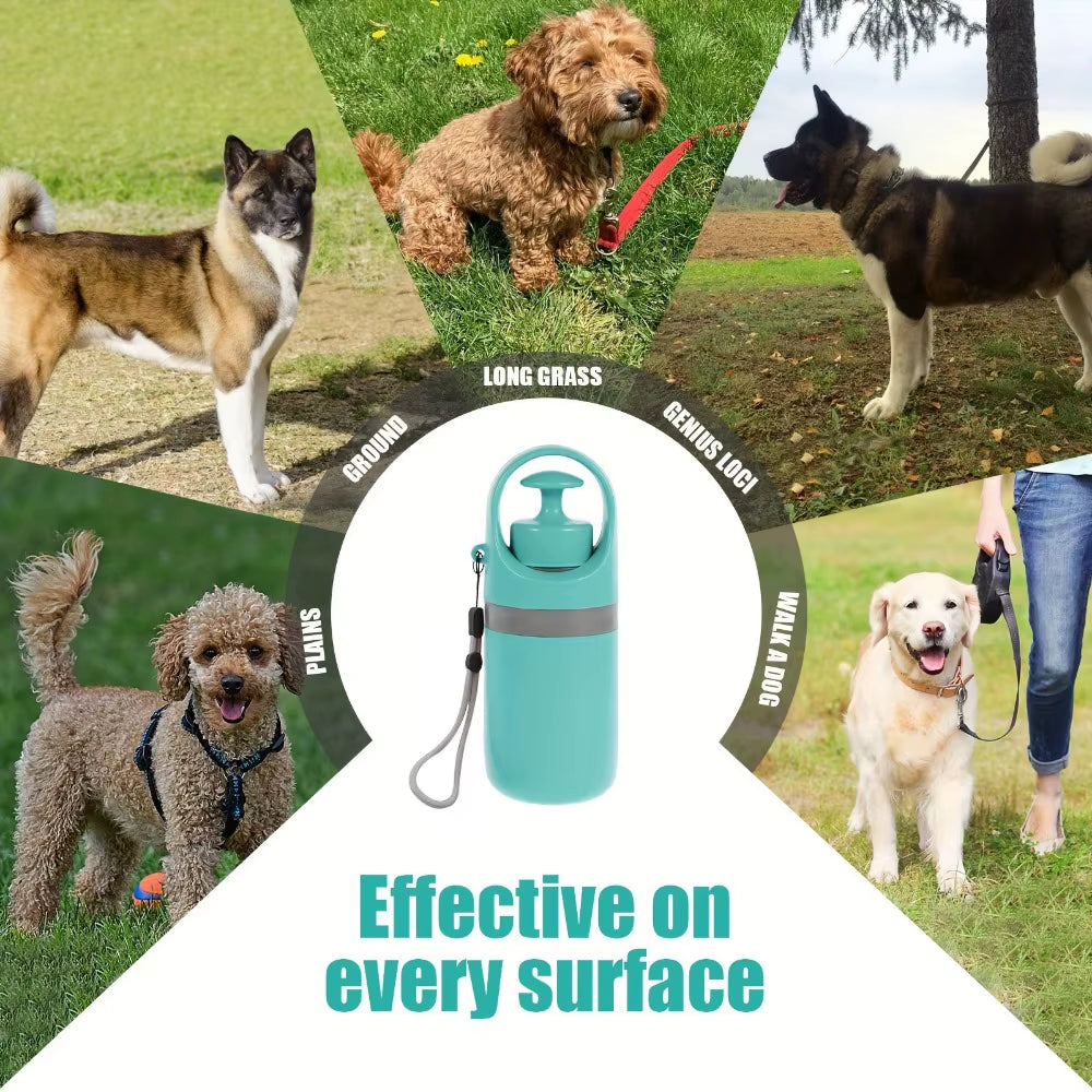 Distributeur turquoise utilisable en promenade sur l'herbe, la terre et les sentiers avec différents chiens